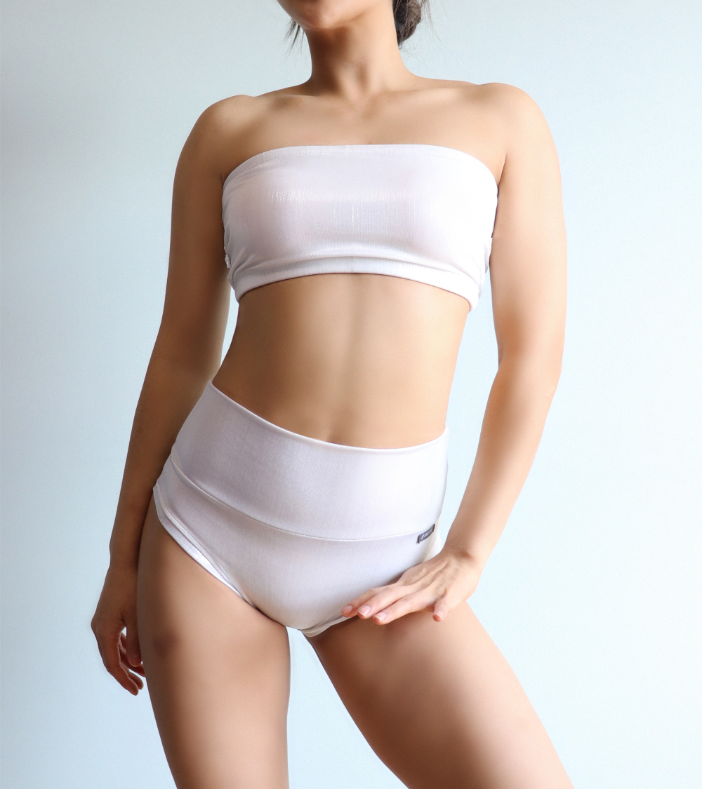 Swimwear/underwear model wearing image-S7L19